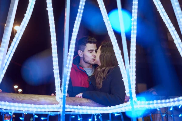 Pareja joven disfrutando de las luces de Navidad —  Fotos de Stock