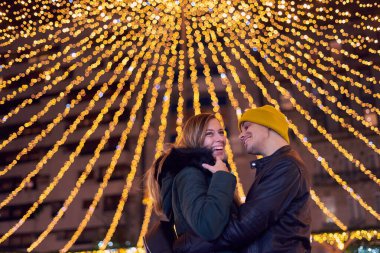 Vigo 'nun Noel ışıklarında genç bir çift