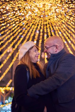 Noel ışıklarının tadını çıkaran çift