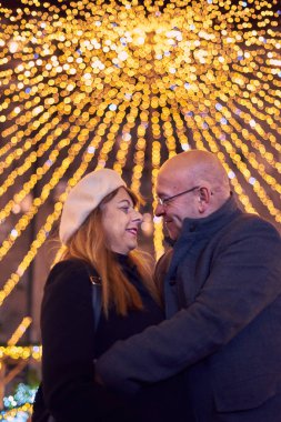 Noel ışıklarının tadını çıkaran çift