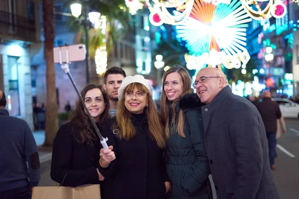 Grupo de personas tomando una selfie en las luces de Navidad en Vigo, Galicia, España —  Fotos de Stock