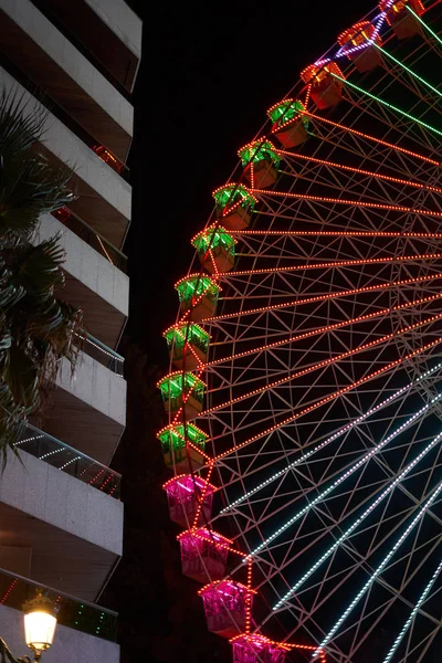 Ferris wiel bij een gebouw in Vigo — Stockfoto