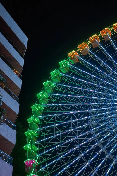 Ferris wheel near a building in Vigo — Stock Photo, Image