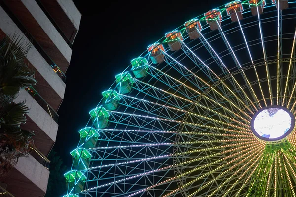 Roda gigante perto de um edifício em Vigo — Fotografia de Stock