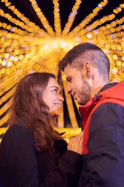 Pareja joven disfrutando de las luces de Navidad —  Fotos de Stock