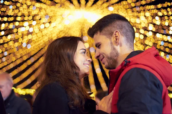 Pareja joven disfrutando de las luces de Navidad —  Fotos de Stock