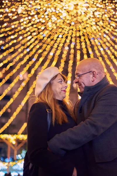 Noel ışıklarının tadını çıkaran çift — Stok fotoğraf