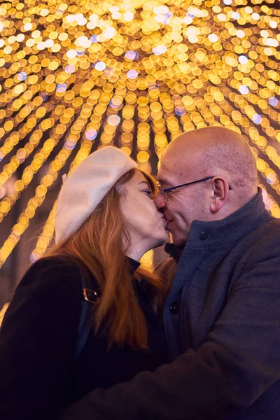 Ehepaar genießt Weihnachtsbeleuchtung — Stockfoto