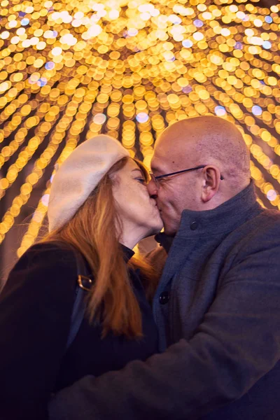 Noel ışıklarının tadını çıkaran çift — Stok fotoğraf