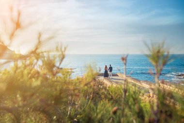 Genç çift deniz kenarında eğleniyor.