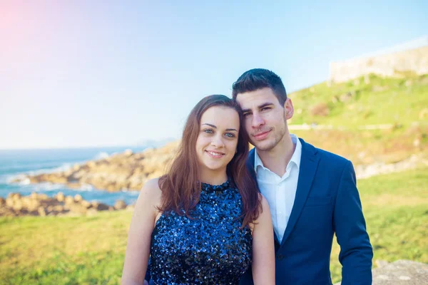 Portrait of a young couple enjoying time together near the sea — 스톡 사진