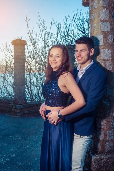 Bröllopsfoto av ett ungt par i Baiona, Galicien, Spanien — Stockfoto