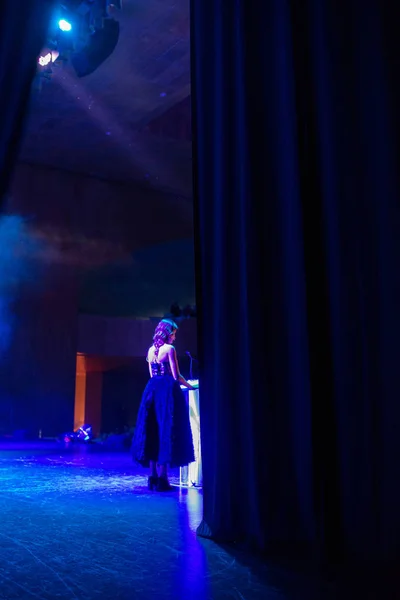 Oratrice che presenta uno spettacolo dal backstage di un teatro — Foto Stock