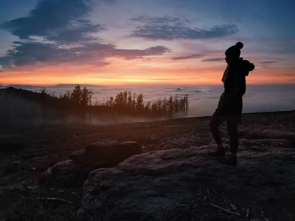 Senderista solitaria contemplando las nubes desde la cima de una montaña —  Fotos de Stock