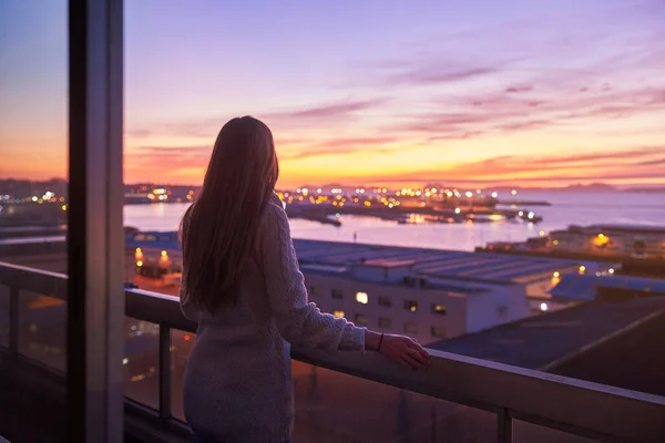 Mujer Joven Contemplando Mar Desde Balcón —  Fotos de Stock