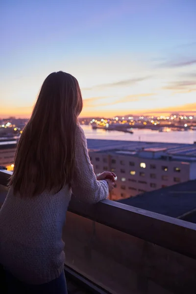 Mujer Joven Contemplando Mar Desde Balcón — Foto de Stock