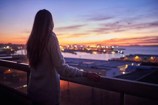 Mujer Joven Contemplando Mar Desde Balcón —  Fotos de Stock