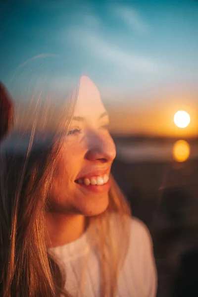 Una Joven Detrás Una Ventana Puede Ver Reflejo Una Puesta —  Fotos de Stock