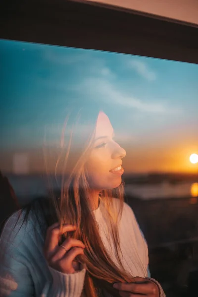 Una Joven Detrás Una Ventana Puede Ver Reflejo Una Puesta —  Fotos de Stock