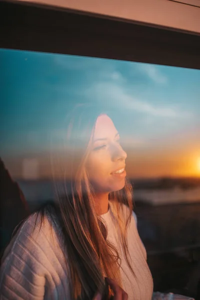 Una Joven Detrás Una Ventana Puede Ver Reflejo Una Puesta —  Fotos de Stock