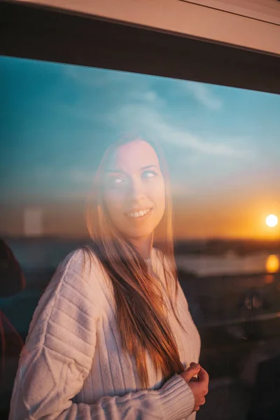 Una Joven Detrás Una Ventana Puede Ver Reflejo Una Puesta —  Fotos de Stock