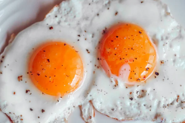 Κάτοψη Τηγανιτών Αυγών Αλάτι Και Πιπέρι — Φωτογραφία Αρχείου