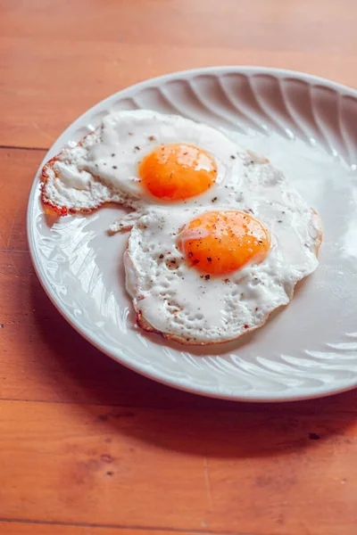 Tabakta Tuzlu Biberli Kızarmış Yumurta — Stok fotoğraf