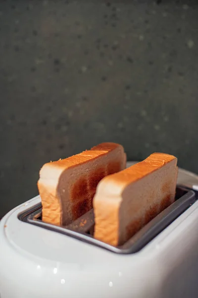 Нарезанный Хлеб Тостере — стоковое фото
