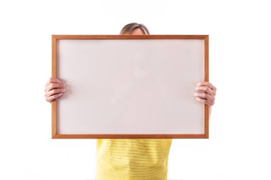 Beyaz bir tabela tutan kadın, modeller, yazılı ifadeler veya çizimler için ideal şablon.