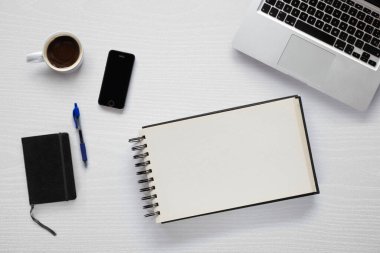 Evden çalışma, yazma ve çizim ile ilgili düz nesneler. Özel kopyanı koymak için yeterli yer var.