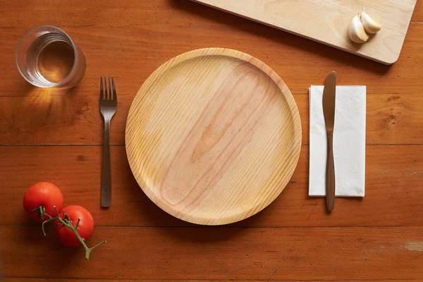 Placa Madera Cubiertos Sobre Fondo Madera Con Elementos Mediterráneos — Foto de Stock