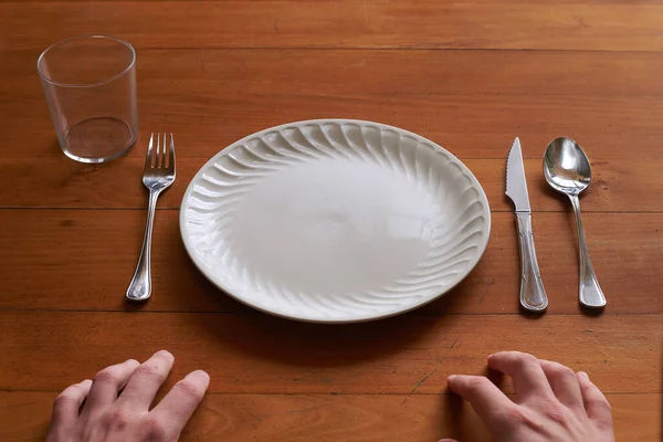Punto Vista Una Persona Punto Comer Plato Porcelana Vacío — Foto de Stock