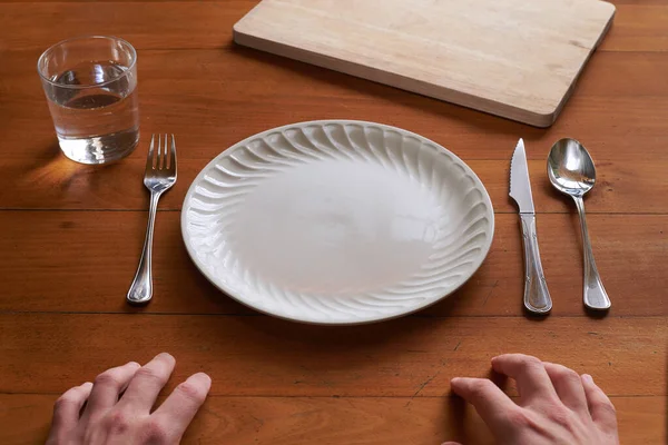 Punto Vista Una Persona Che Sta Mangiare Piatto Porcellana Vuoto — Foto Stock