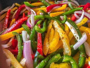 dilimlenmiş dolmalık biber ve soğan