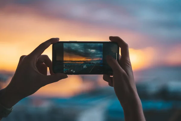 Ręce Trzymające Smartfona Robiącego Zdjęcia Morza Zachodzie Słońca — Zdjęcie stockowe