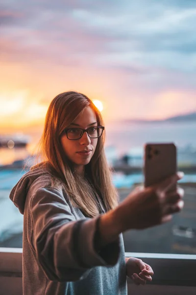 Young Woman Taking Selfie Ocean Background — Stock Photo, Image