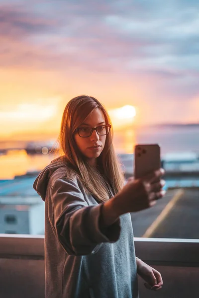 Young Woman Taking Selfie Ocean Background — Stock Photo, Image