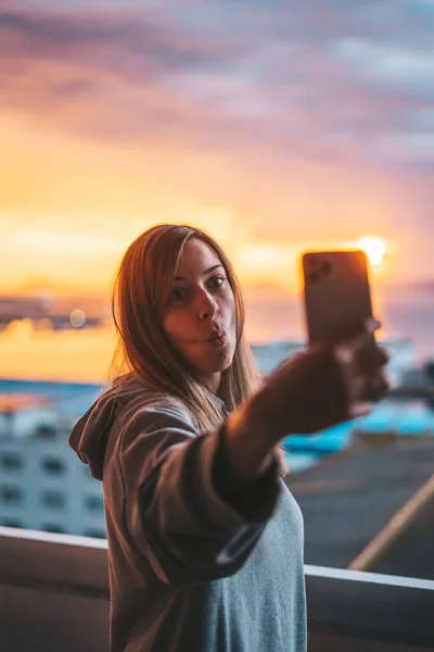 Jeune Femme Prenant Selfie Avec Océan Sur Fond — Photo