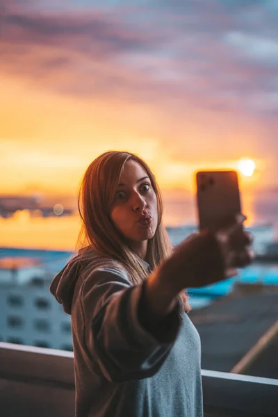 Jovem Mulher Tirando Uma Selfie Com Oceano Fundo — Fotografia de Stock