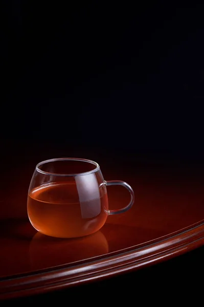 Egy Csésze Vörös Tea Egy Fényűző Asztalon Fekete Háttérrel — Stock Fotó