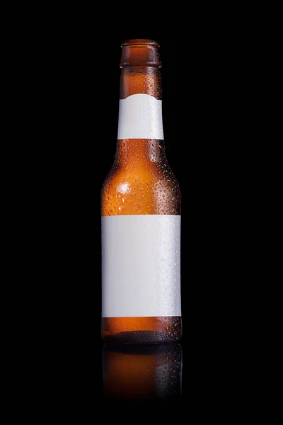 Bouteille Bière Avec Une Étiquette Vierge Sur Fond Noir — Photo