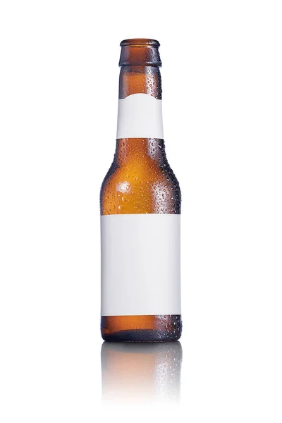 Bouteille Bière Avec Une Étiquette Vierge Sur Fond Blanc — Photo