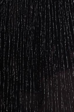 Siyah arka planda kırık cam var.