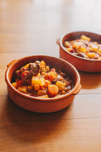 Patatas Estofado Carne Recipiente Barro —  Fotos de Stock