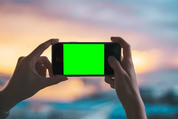 3形式の緑の画面上でスマートフォンを保持手のペア — ストック写真