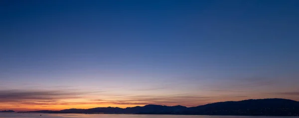 Cielo Nocturno Panorámico Con Algunas Nubes — Foto de Stock