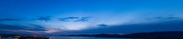 いくつかの雲とパノラマの夜空 — ストック写真