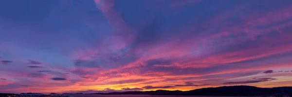 暖かいトーンで雲の完全なパノラマの夕日の空 一番下は水平線です — ストック写真
