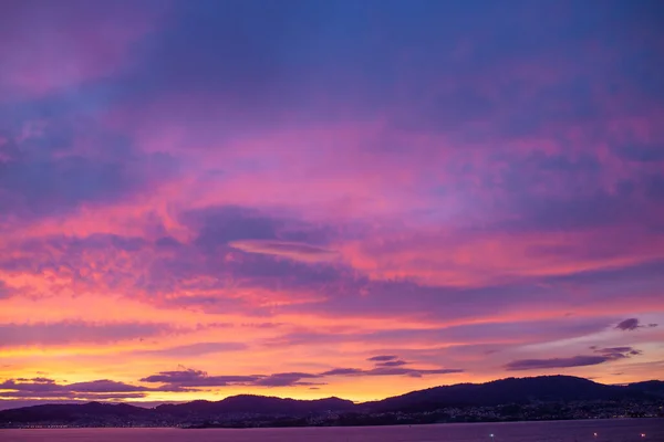 Cielo Atardecer Lleno Nubes Con Tonos Cálidos Parte Inferior Horizonte — Foto de Stock