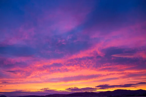 Cielo Atardecer Lleno Nubes Con Tonos Cálidos Parte Inferior Horizonte —  Fotos de Stock